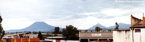 Derrière chez moi à Goma, les volcans : Nyiragongo, Nyimuragira, Mikeno...